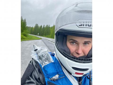 Ensimmäinen työvuoro moottoripyöräpoliisina. Sateesta huolimatta oli hymy herkässä. Kuva: Tiia Seima