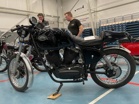 Pasi Mäkiranta alkaa valmistamaan moottoripyöriä  BMW runkoon Carberryn koneella. 