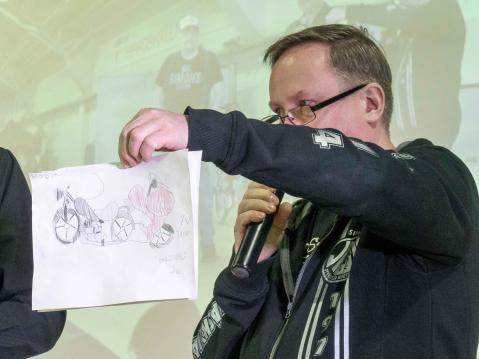 Lasten piirustuskilpailun voitti Taimi 7v. Palkintona on pari kiloa karkkia, kertoi JMK MC:n puheenjohtaja Jari Kielinen.