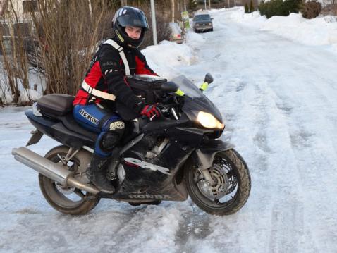 Tommi ja Honda CBR600. Sillä mies kokeili ajamista mm. maastossa, radalla ja kuten huomaat, lumellakin.