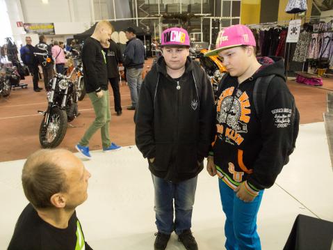 Ortopedi Sakari Kainulainen (kuvassa vasemmalla) esitteli Simo Leskiselle ja Aaro Jämsälle vaakaa, jonka mukaan moottoripyöräkypärän massa kasvaa törmäystilanteessa 60 kg:aan.