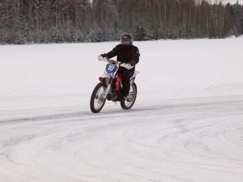 Ja oli etuoikeutettua päästä kokeilemaan jäärataa todella hyvällä pyörällä.