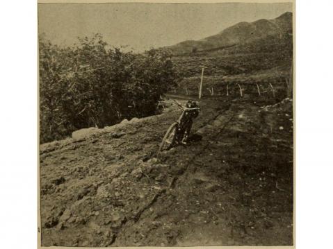 Wymanin pyörä juuttuneena mutaan. Kuva: George A. Wyman Memorial Project.
