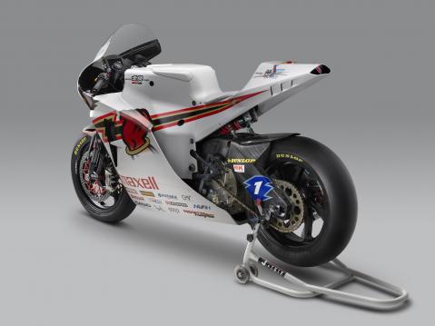 Mugen Shinden Go -kisapyörä vuosimallia 2016 valmiina Mansaarten ajojen TT Zero -kisaan.