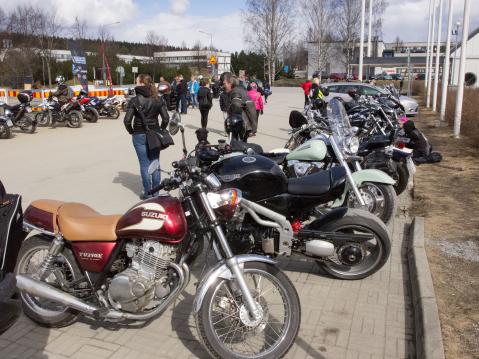 Sunnuntain hyvä sää toi Kuopion MP-näyttelyyn mukavasti väkeä myös moottoripyörillä.