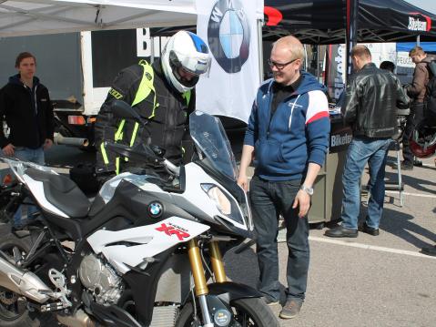 Biketeamin Pyry Suomalainen opastamassa koeajajaa matkaan vetonaulaksi nimeämällään BMW S1000XR:llä.
