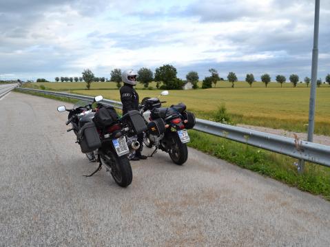 Kuva kesältä 2013 Ruotsista. Kuvassa pyörät ja Iris. Olimme matkalla Sveitsiin Wima-ralliin.