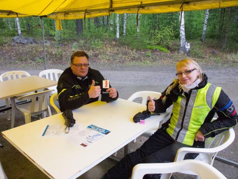 Marko Åkerlund ja Heli Böhm olivat molemmat liikkeellä omilla Suzuki Hayabusillaan. Eivätkä anna sateen haitata ajamistaan. 'Jos pelkästään keliä katselisi, ei milloinkaan pääsisi matkaan'.